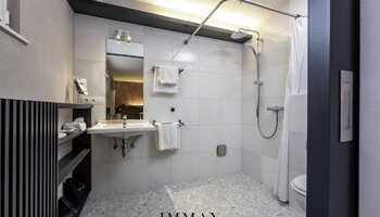 Exclusieve opbrengsteigendom met privé-woning, B&B met welness en magazijn 