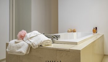 Exclusieve opbrengsteigendom met privé-woning, B&B met welness en magazijn 