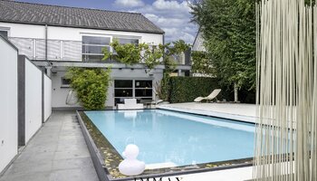 Exclusieve opbrengsteigendom met privé-woning, B&B met welness en magazijn 