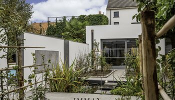 Exclusieve opbrengsteigendom met privé-woning, B&B met welness en magazijn 