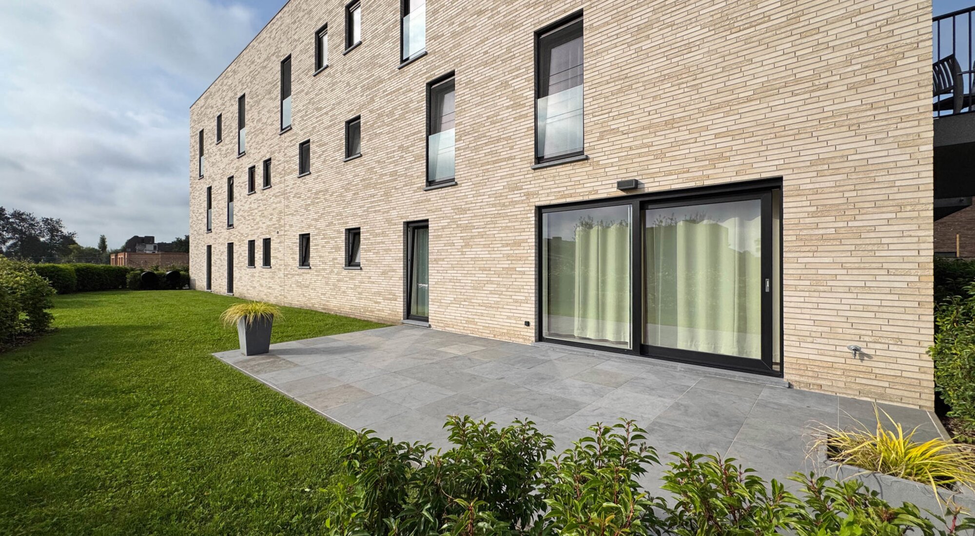 Instapklaar + energiezuinig nieuwbouwappartement met terras 