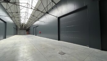 Ruime loods in Torhout op een steenworp van de E403!