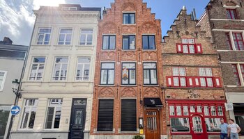 Uniek bemeubeld triplex appartement met 4 slaapkamers