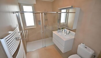 Gerenoveerde woning met garage 