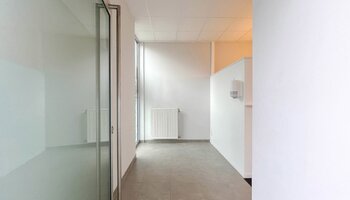 Handelspand/kantoor met ruime kelderberging op top locatie!