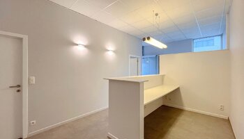 Handelspand/kantoor met ruime kelderberging op top locatie!