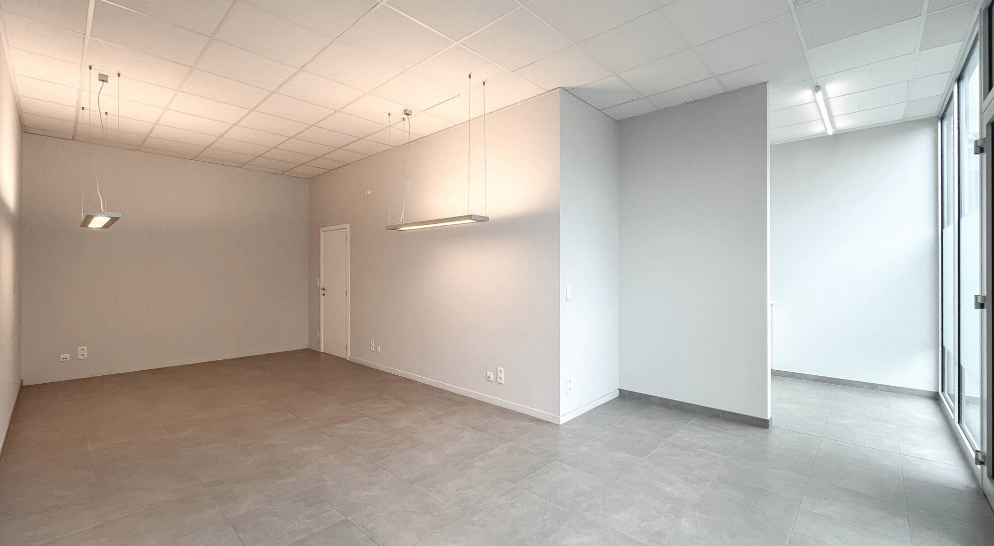 Handelspand/kantoor met ruime kelderberging op top locatie!