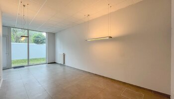 Handelspand/kantoor met ruime kelderberging op top locatie!