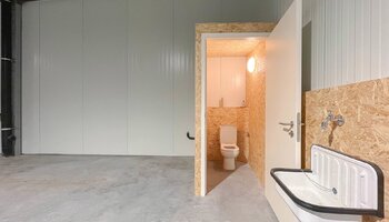 Ruime loods in Torhout op een steenworp van de E403!