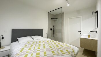 Stijlvol gerenoveerd en gemeubeld app met autostaanplaats