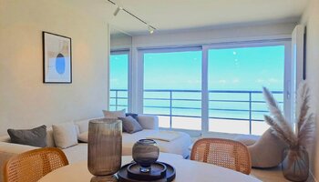 Mooi gerenoveerd appartement met frontaal zeezicht