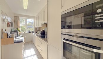 Instapklaar appartement met mooi zicht, terras en garage