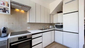 Opbrengsteigendom met mogelijkheid tot praktijk en duplex-appartement met dakterras vlakbij het Astridpark