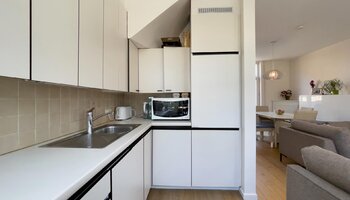 Opbrengsteigendom met mogelijkheid tot praktijk en duplex-appartement met dakterras vlakbij het Astridpark