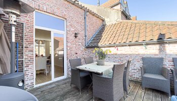 Opbrengsteigendom met mogelijkheid tot praktijk en duplex-appartement met dakterras vlakbij het Astridpark