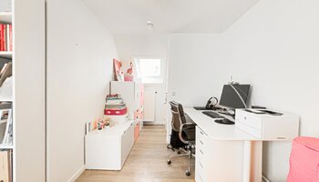 Opbrengsteigendom met mogelijkheid tot praktijk en duplex-appartement met dakterras vlakbij het Astridpark