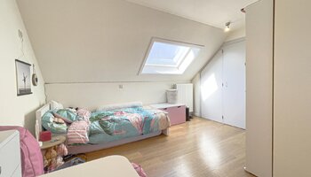 Opbrengsteigendom met mogelijkheid tot praktijk en duplex-appartement met dakterras vlakbij het Astridpark