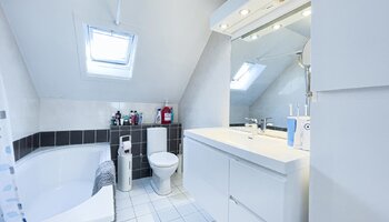 Opbrengsteigendom met mogelijkheid tot praktijk en duplex-appartement met dakterras vlakbij het Astridpark
