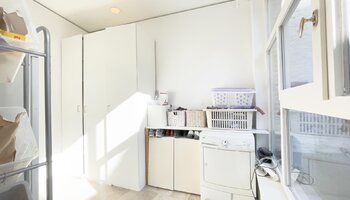 Opbrengsteigendom met mogelijkheid tot praktijk en duplex-appartement met dakterras vlakbij het Astridpark