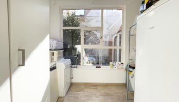 Opbrengsteigendom met mogelijkheid tot praktijk en duplex-appartement met dakterras vlakbij het Astridpark