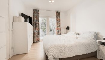 Opbrengsteigendom met mogelijkheid tot praktijk en duplex-appartement met dakterras vlakbij het Astridpark