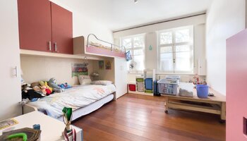 Opbrengsteigendom met mogelijkheid tot praktijk en duplex-appartement met dakterras vlakbij het Astridpark