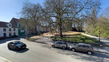 Opbrengsteigendom met mogelijkheid tot praktijk en duplex-appartement met dakterras vlakbij het Astridpark