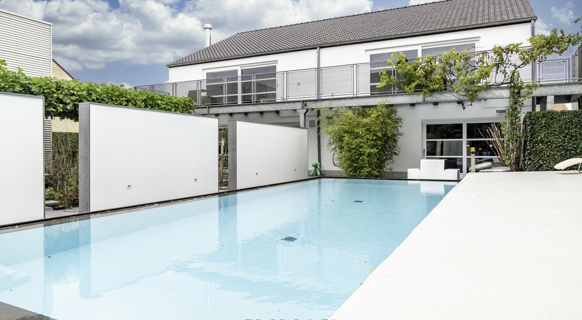 Exclusieve opbrengsteigendom met privé-woning, B&B met welness en magazijn 