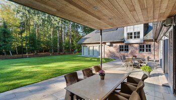 Sublieme villa met binnenzwembad aan de rand van Tillegembos