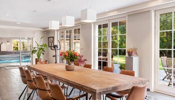 Sublieme villa met binnenzwembad aan de rand van Tillegembos