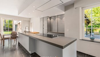 Sublieme villa met binnenzwembad aan de rand van Tillegembos