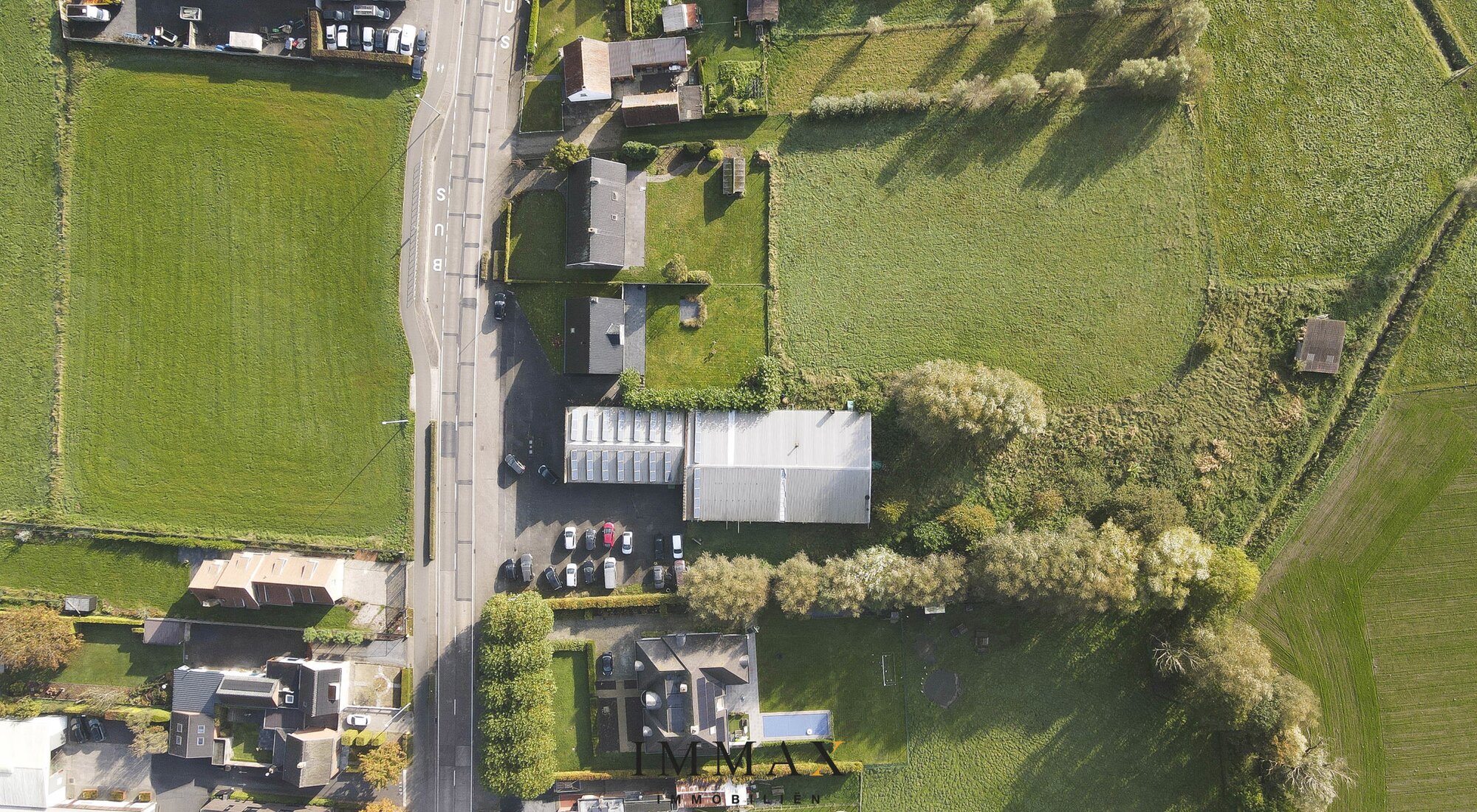 Recent gerenoveerde villa met weiland en magazijn/werkatelier/showroom