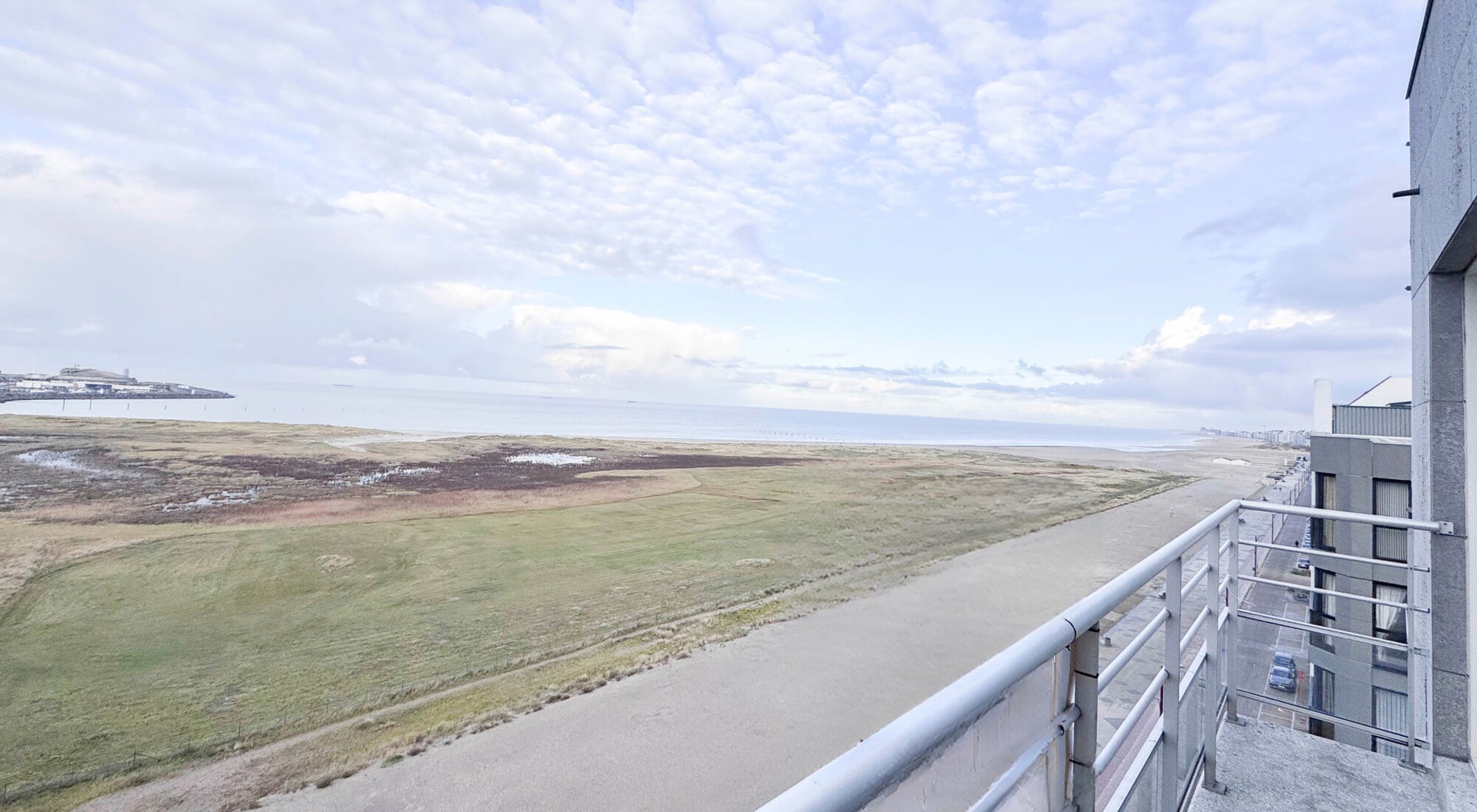 Large app (+-7m) avec vue frontale sur la mer et vue phénoménale sur l'arrière-pays