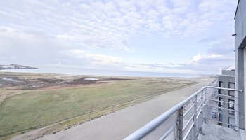 Large app (+-7m) avec vue frontale sur la mer et vue phénoménale sur l'arrière-pays