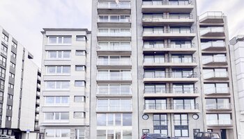 Large app (+-7m) avec vue frontale sur la mer et vue phénoménale sur l'arrière-pays