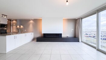 Large app (+-7m) avec vue frontale sur la mer et vue phénoménale sur l'arrière-pays