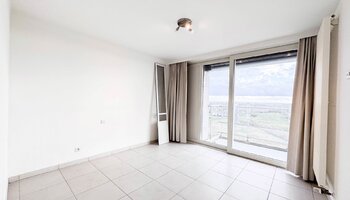 Large app (+-7m) avec vue frontale sur la mer et vue phénoménale sur l'arrière-pays
