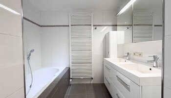 Large app (+-7m) avec vue frontale sur la mer et vue phénoménale sur l'arrière-pays
