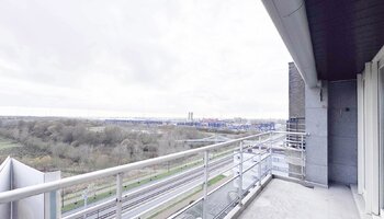 Large app (+-7m) avec vue frontale sur la mer et vue phénoménale sur l'arrière-pays