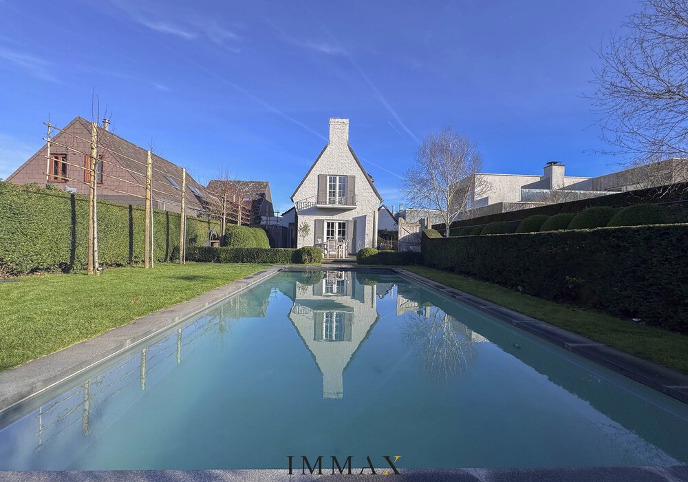 Authentieke gerenoveerde villa met bijgebouw en zwembad