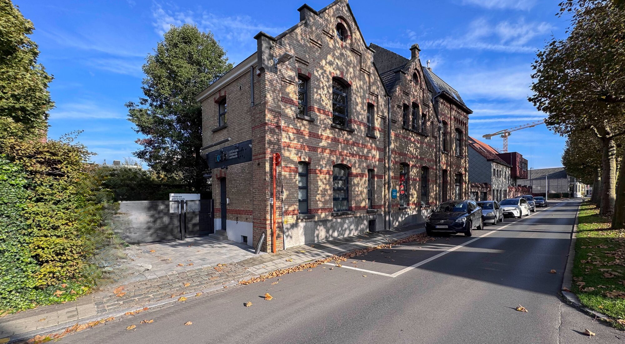 Authentiek en karakteristiek kantoorgebouw met parking op centrale ligging