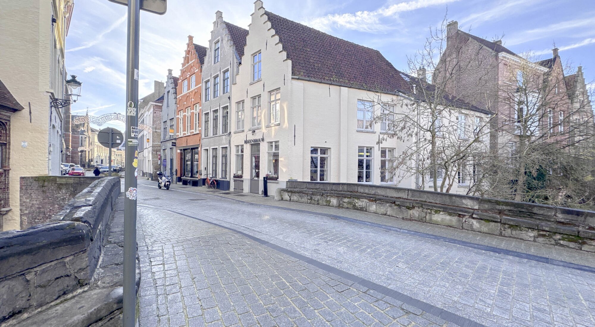 Ruime instapklare herenwoning op mooie locatie