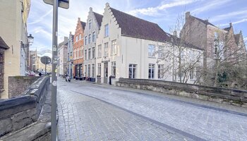 Ruime instapklare herenwoning op mooie locatie