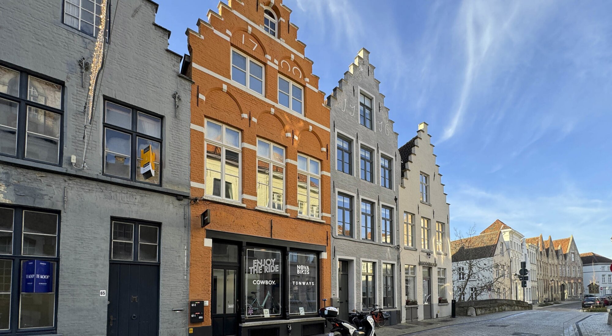 Gerenoveerde herenwoning met winkel en woonst