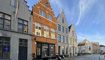 Maison de ville rénovée avec magasin et logements