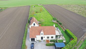 Exclusieve hoeve met apart bijgebouw op toplocatie (5.550 m² grond)