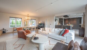 Exclusieve hoeve met apart bijgebouw op toplocatie (5.550 m² grond)
