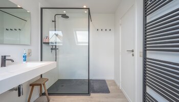 Exclusieve hoeve met apart bijgebouw op toplocatie (5.550 m² grond)
