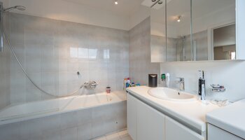 Exclusieve hoeve met apart bijgebouw op toplocatie (5.550 m² grond)