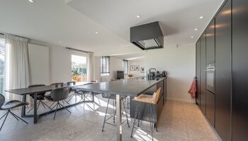 Exclusieve hoeve met apart bijgebouw op toplocatie (5.550 m² grond)
